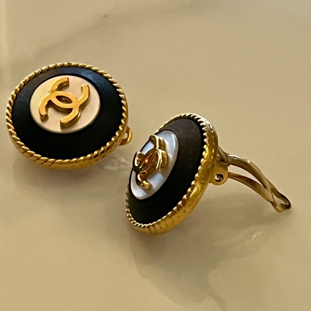 CHANEL Vintage 97A Clip-On Earrings • Black Enamel • Mother of Pearl • CC Logo - Picture 6 of 8